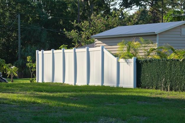 do landscapers install fences
