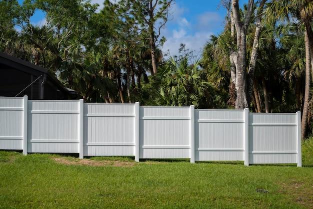do landscapers install fences