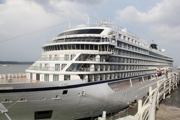 is viking cruises in financial trouble