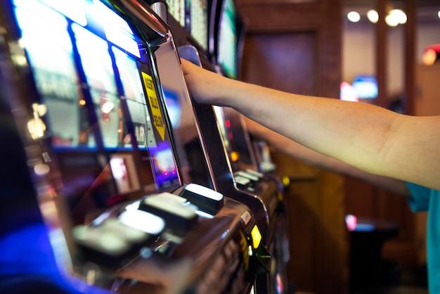 Are there people who make a living playing slots?