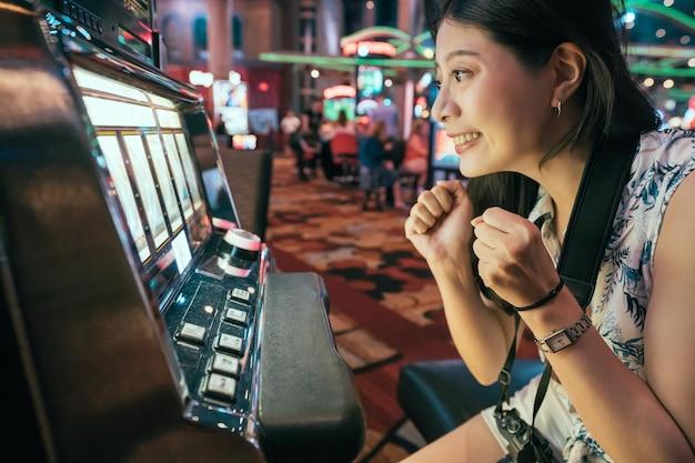 Are there people who make a living playing slots?