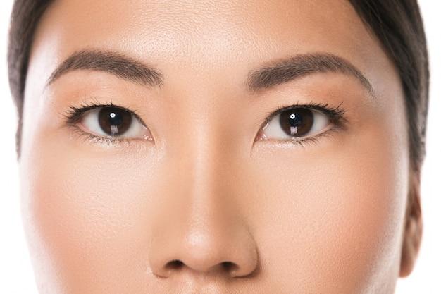 What is Chinese eye color?