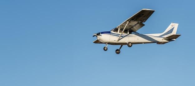 How far can a Cessna 172 fly on a full tank?