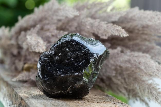 Can obsidian cut through bone?