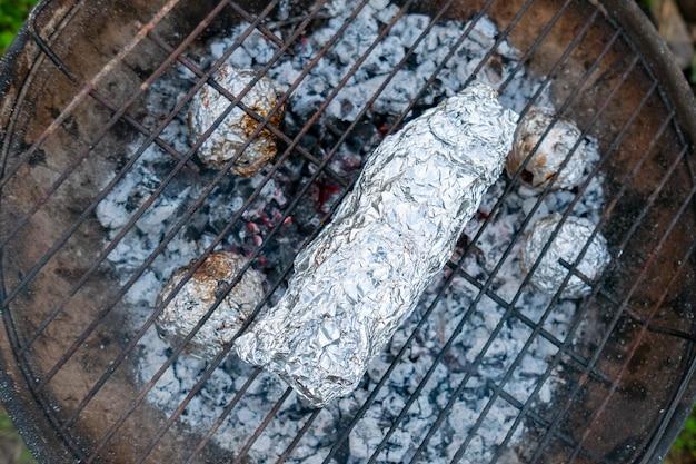 Can I Line My Charcoal Grill With Aluminum Foil 
