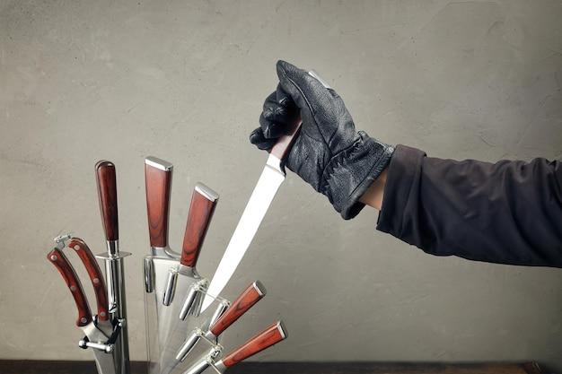 Do Knives Set Off Metal Detectors 