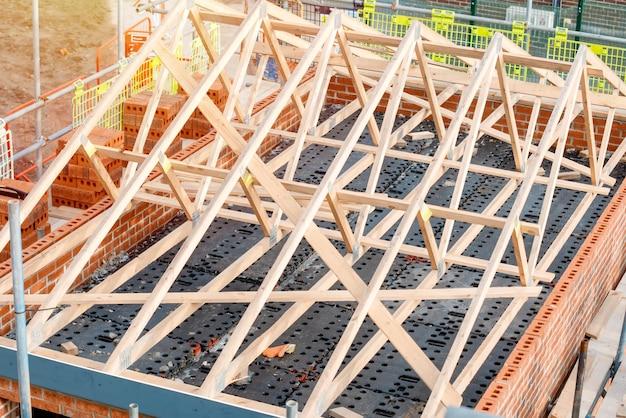How Far Can A Roof Truss Span Without Support 