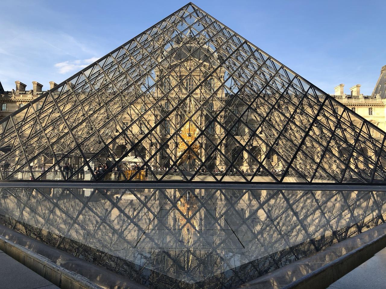  How Much Art Is In The Louvre 