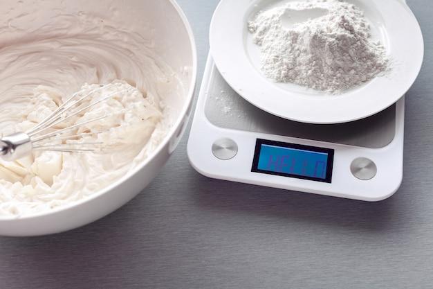 How much does 2 cups of flour weigh? 