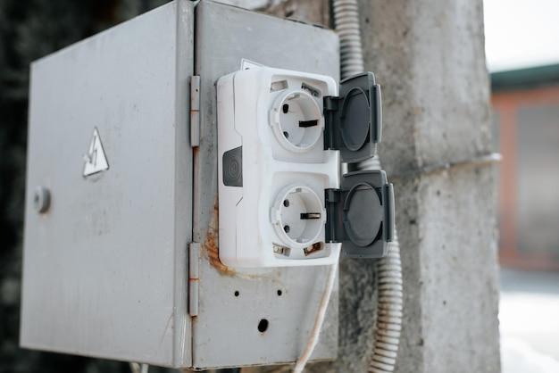 How To Open Outdoor Electrical Outlet Cover 