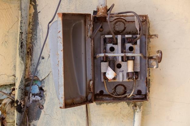  How To Remove Old Metal Electrical Box 