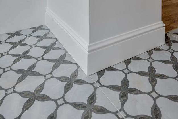 How Do You Tile A Corner 
