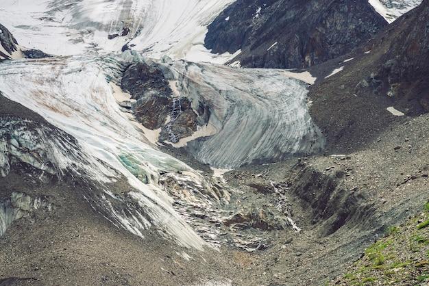 What is the main difference between a continental glacier and valley glacier? 
