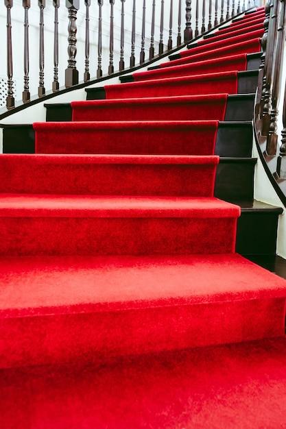 What Colour Walls Go With Red Carpet 