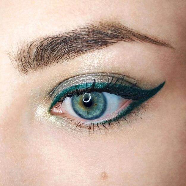 What Color Eyeshadow Compliments Blue Green Eyes 