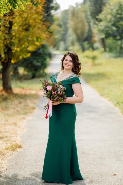 What Colours Go With Emerald Green Dress 