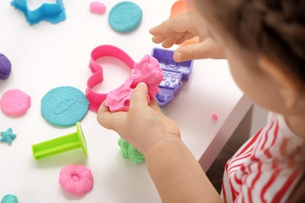 What Is The Difference Between Plasticine And Clay 