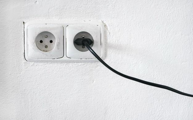  What Side Does The Black Wire Go On An Outlet 